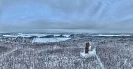 Naplás-tó és környezete fehérben