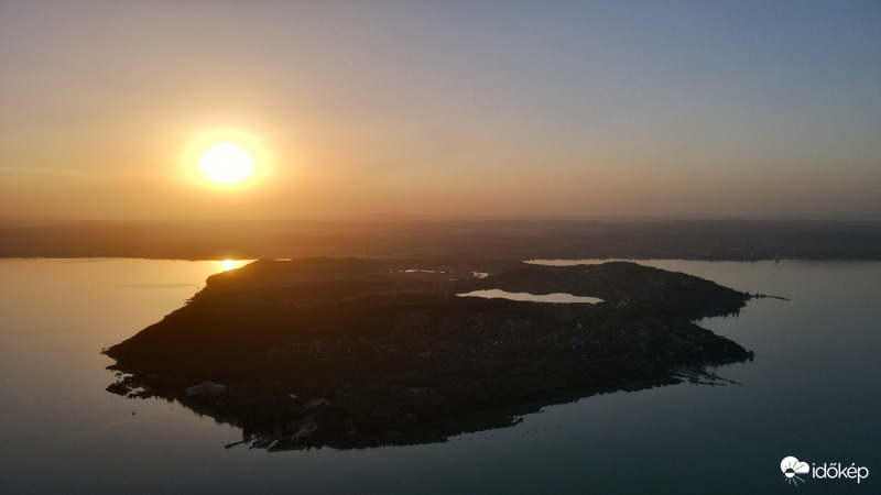 Tihany a szaharai homokkal festett naplementében