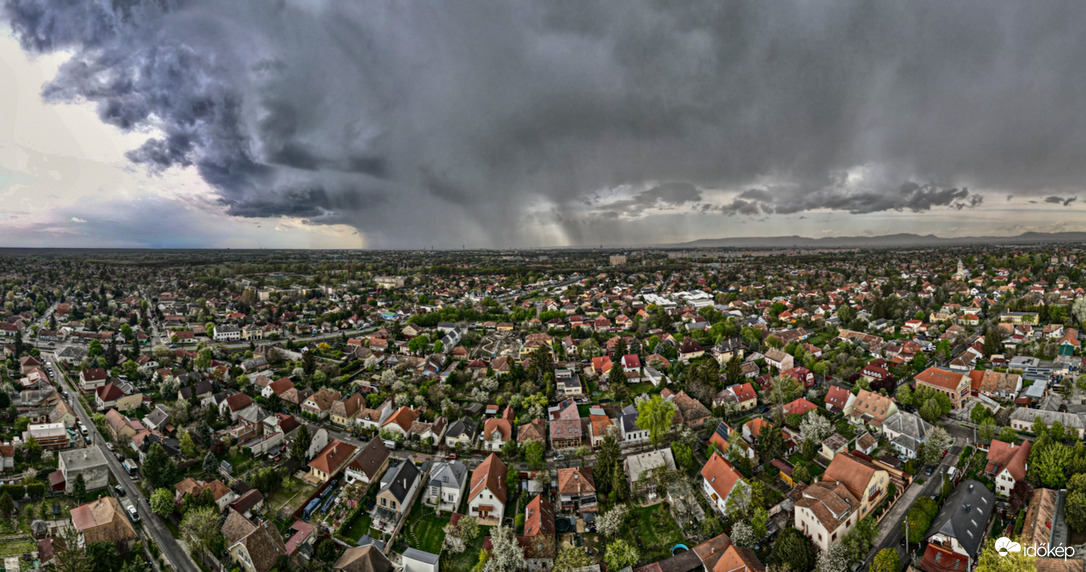 Budapestre érkező zivatar