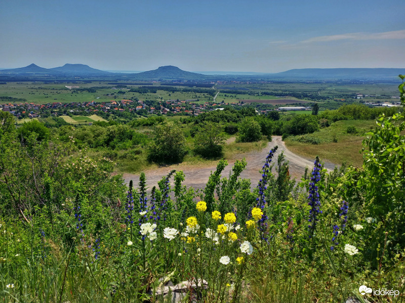 Tanúhegyek ölelésében