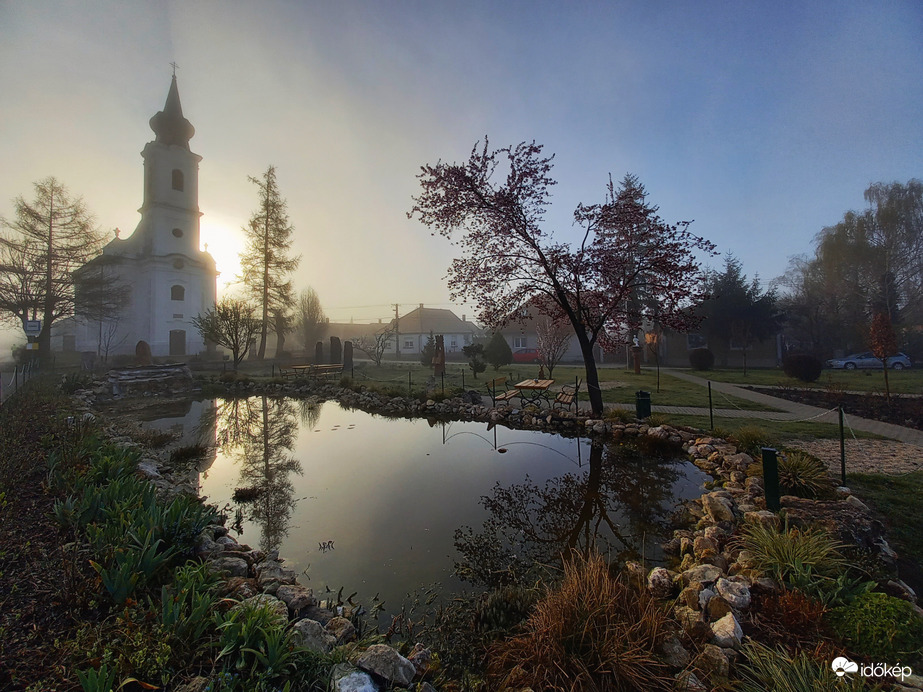 Reggeli látomás, félig ködben