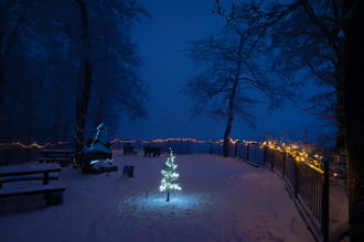 Rezső-kilátó ünnepi fényekben