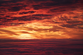 Lángoló égbolt a ködtenger felett