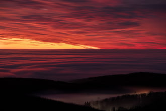 Tüzes alkony a ködtenger felett