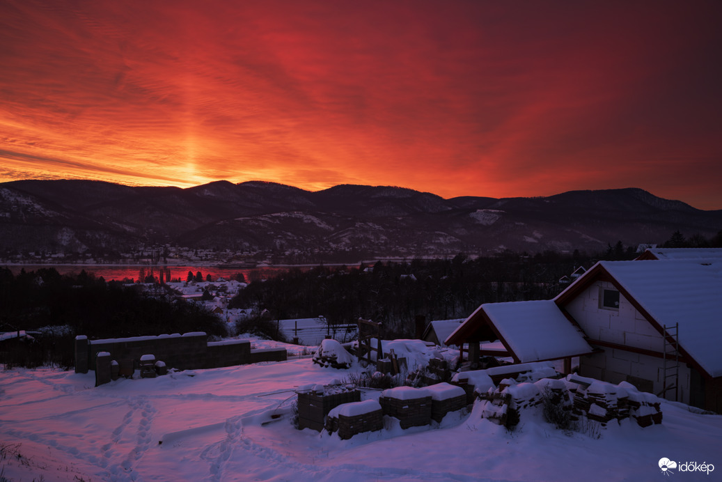 Fantasztikus téli alásütős napkelte naposzloppal, Nagymaroson