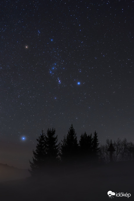 Orion csillagkép a ködös Mátraszentistván felett.