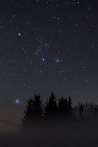 Orion csillagkép a ködös Mátraszentistván felett.
