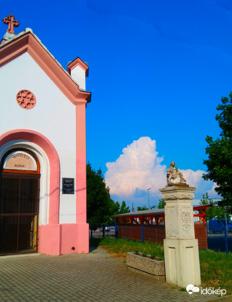 Betolakodó felhőtömb