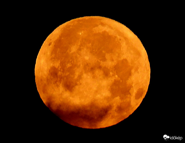 Felhős hajnali (majdnem) telihold