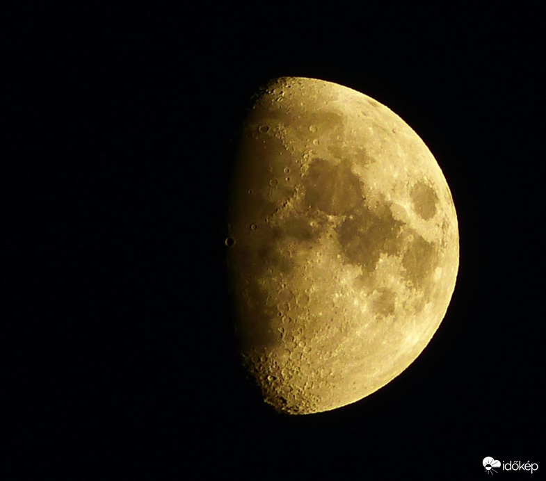 Érdekes, hogy a felső féltekén a kisebb kráterek majdnem szabályos kőríven helyezkednek el