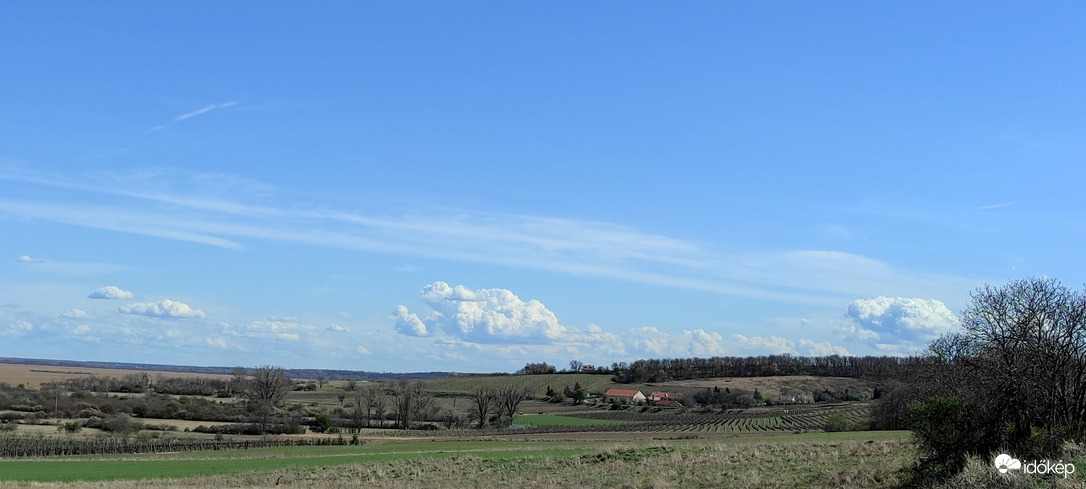 Felhőtömbök a Fertő-tó nádasa felett