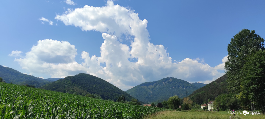 Felhők a domborulatok felett