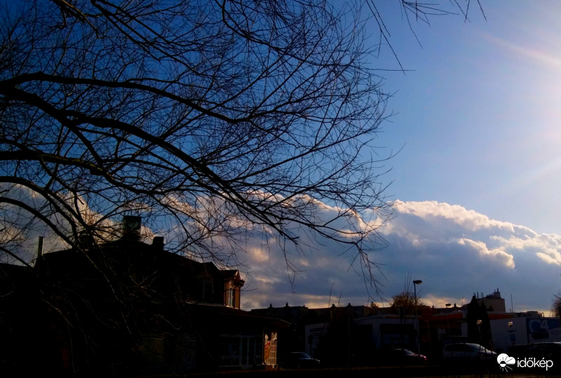 Masszív felhőtömb