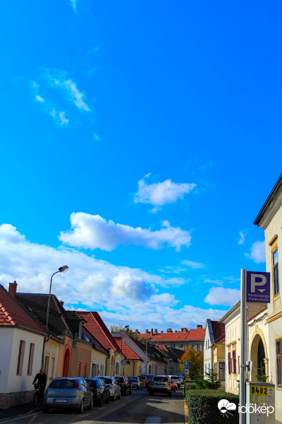 Őszi kék ég