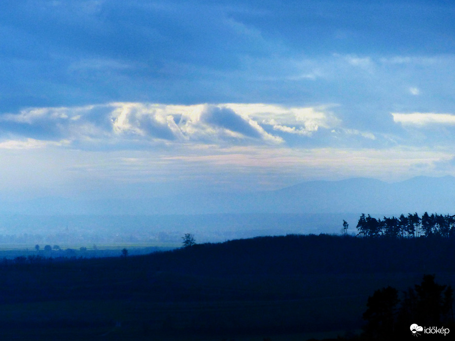 Őszi panoráma karakteres felhőszéllel