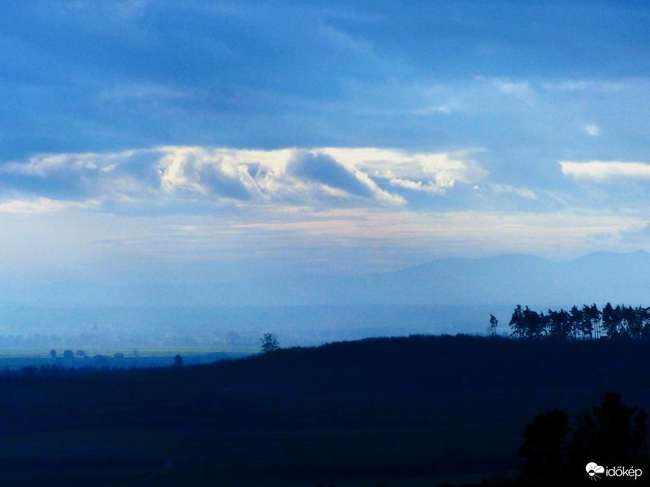 Őszi panoráma karakteres felhőszéllel