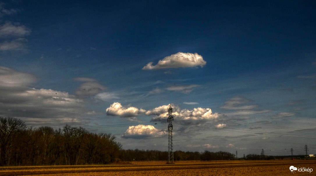 Villanyoszlop égi báránykái