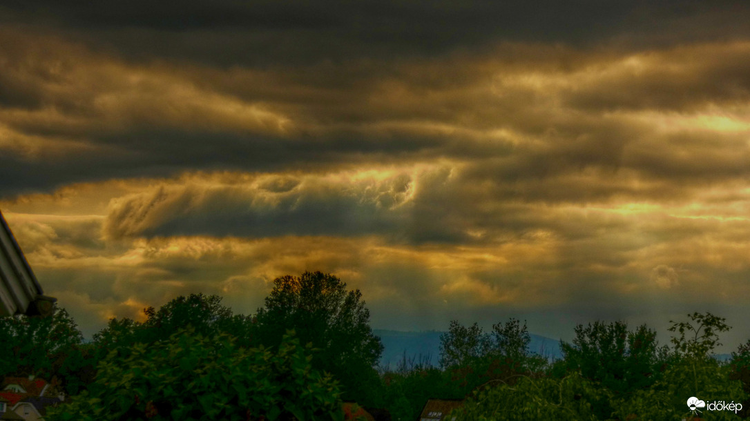 Májusi felhős panoráma