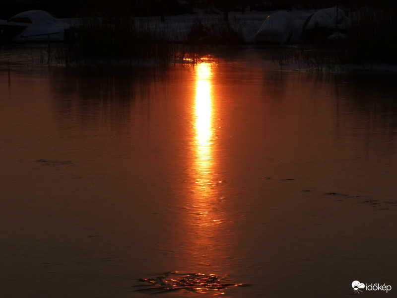 Jégbefagyott aranyfolyó