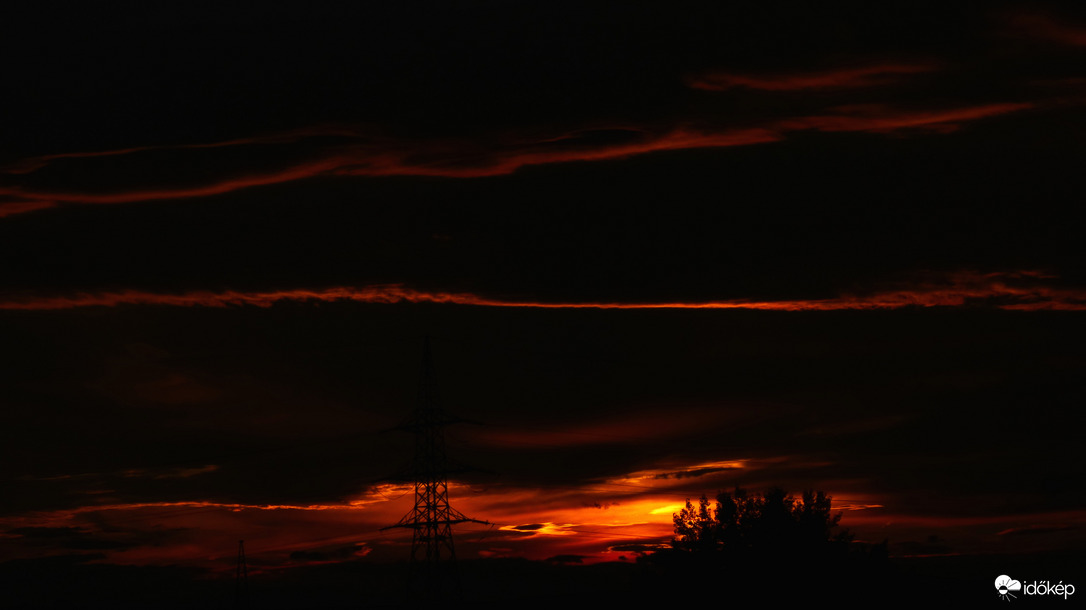 S, ránkborul az éj