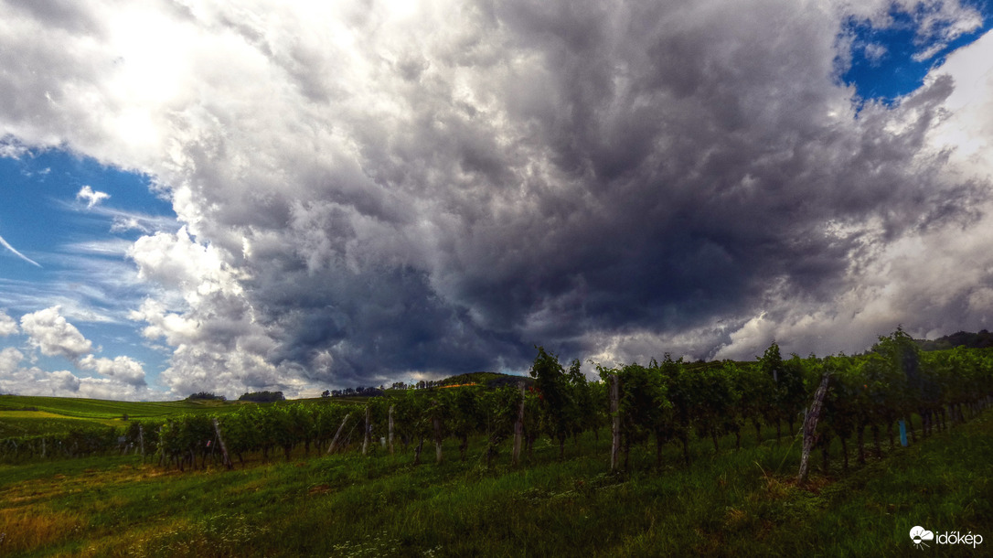 Fenyegetőző felhőfarka
