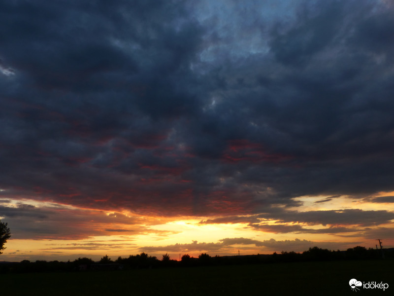 Kettévágott naplemente