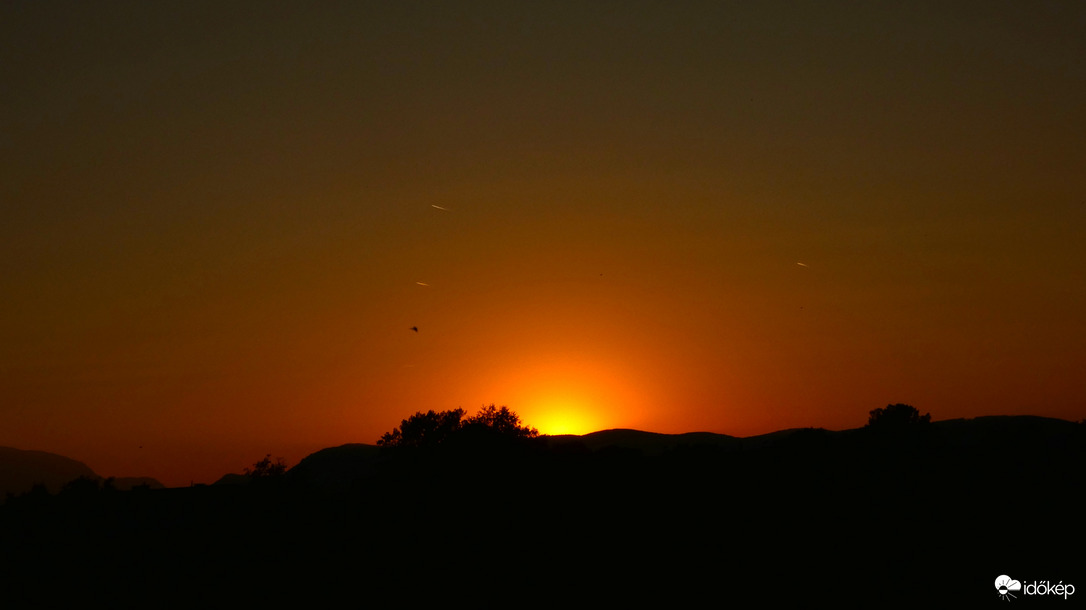 A négy verzsenyző - 1 madár, meg három repülő - a naplementében
