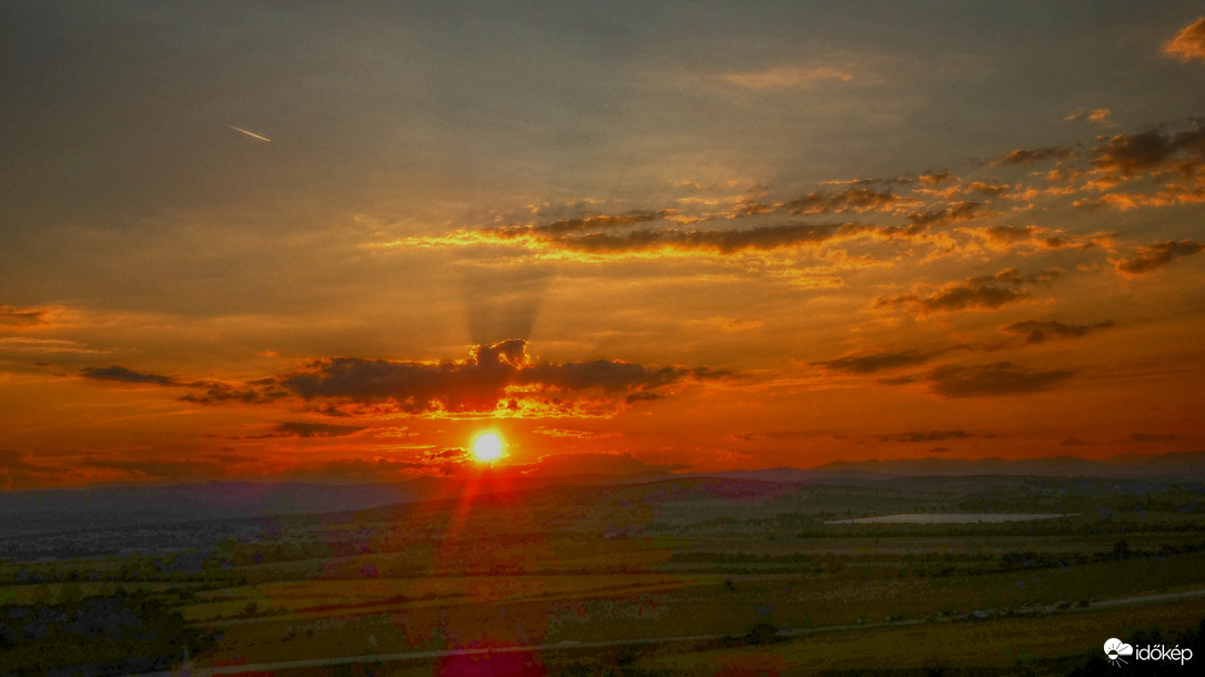 Naplemente - napelemes szántófölddel