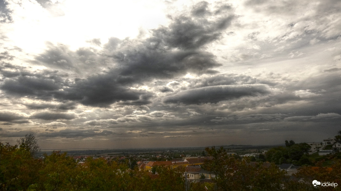 Vsárnap délelőtti felhők a Fertő-tó felett