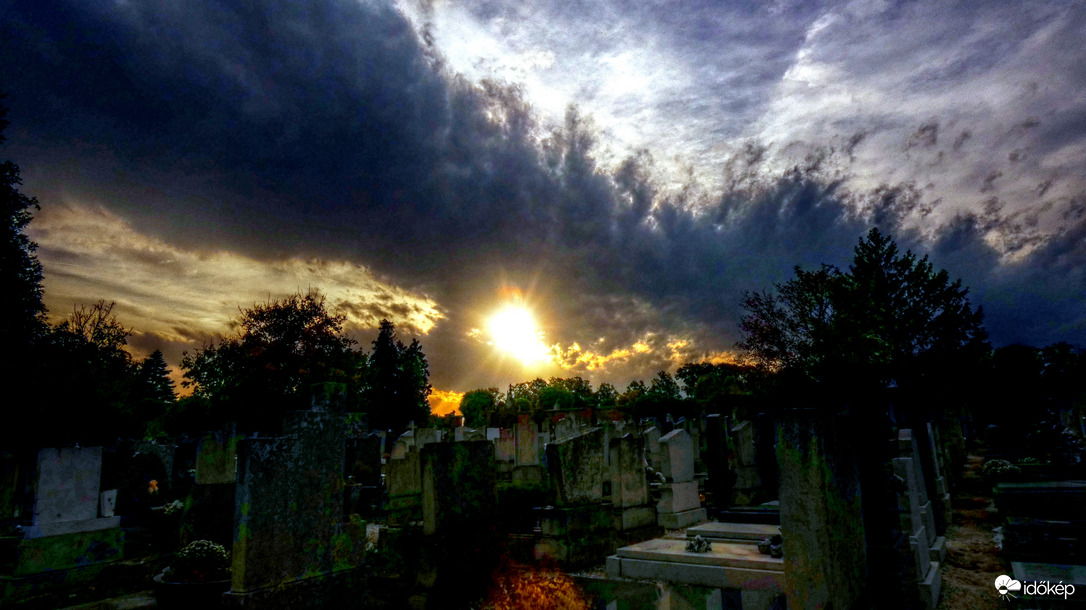 Októberi naplemente