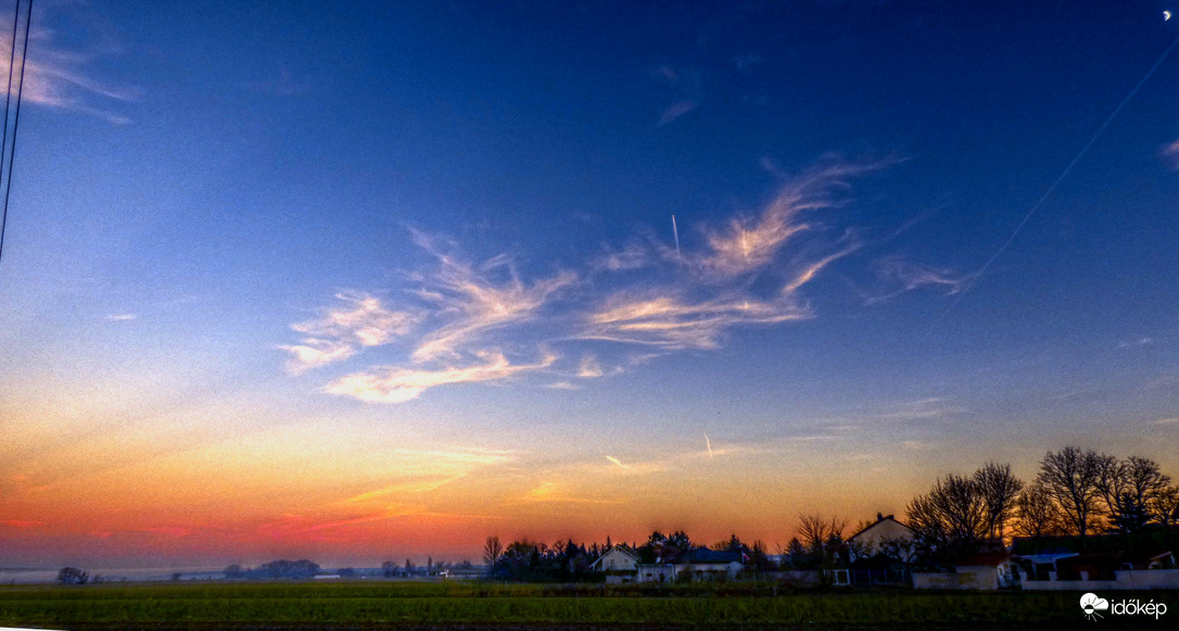 Cirrus és a félHold