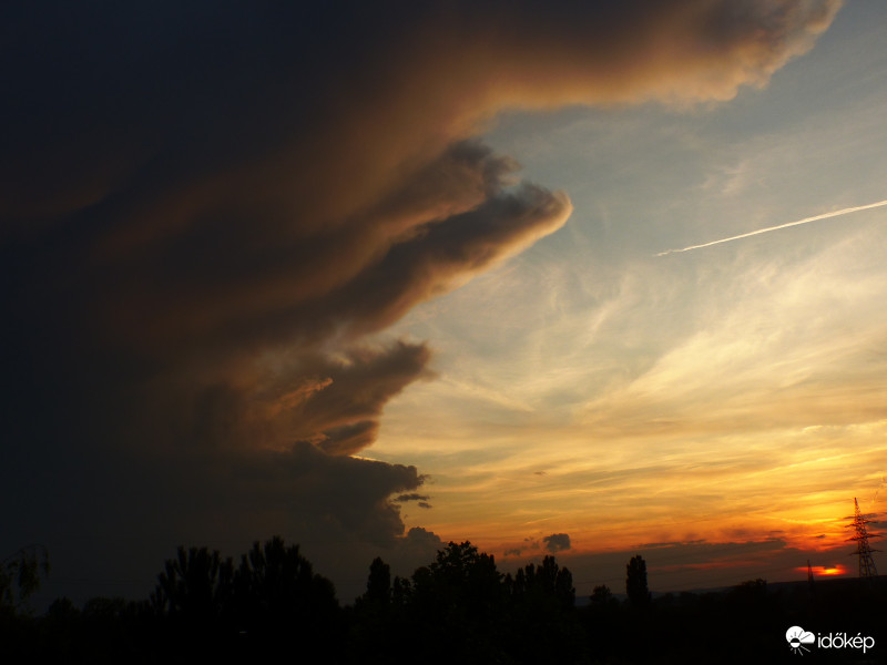 Naplemente felhőkkel