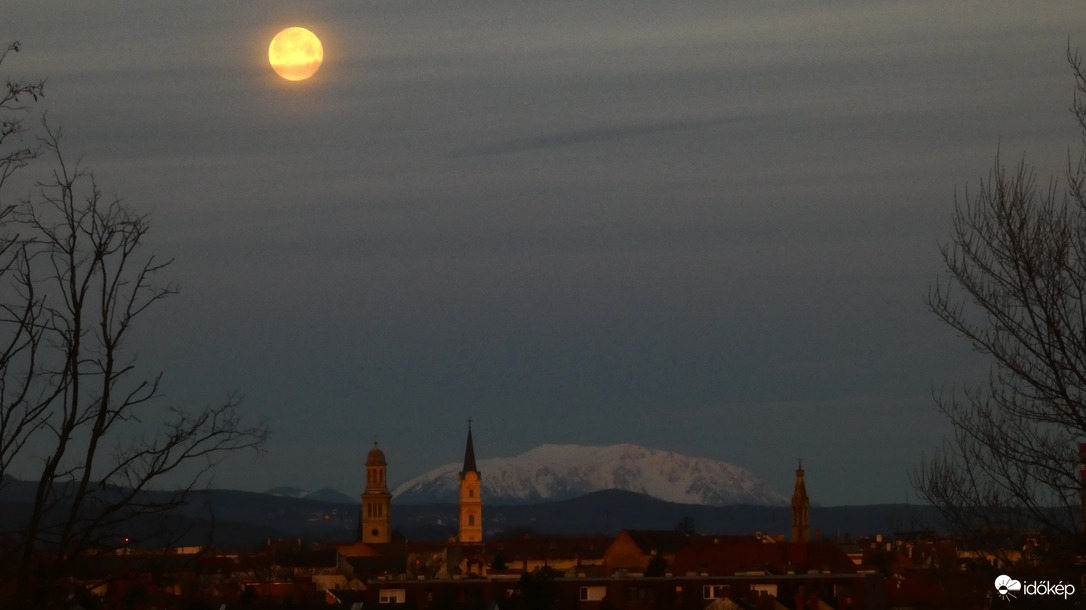 Telihold -Sopron felett