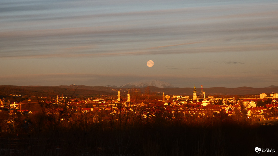 Volt egy teliHold két napja, hajnalban Sopron felett