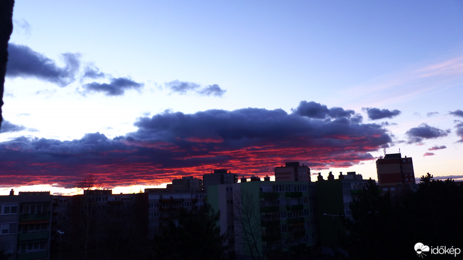 Napkelte, rőt paplannal