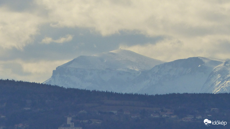 A Rax (Heukuppe 2007 méter) hófödte csúcsa > 65 km-re