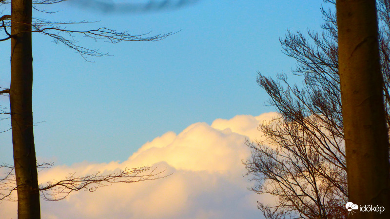 Délutáni felhőhát