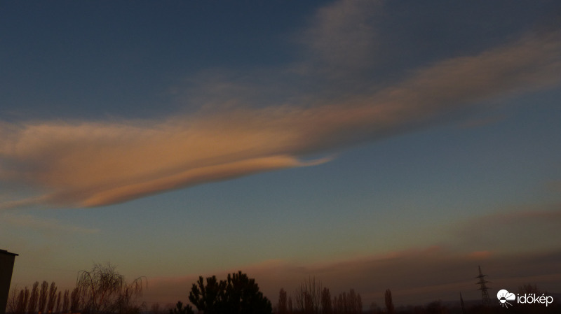 Hajnali kóborfelhő