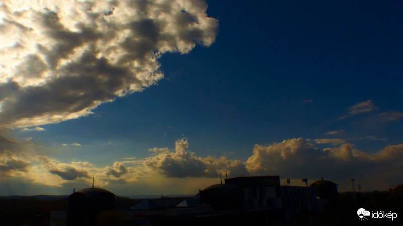 Délutáni felhőjárás