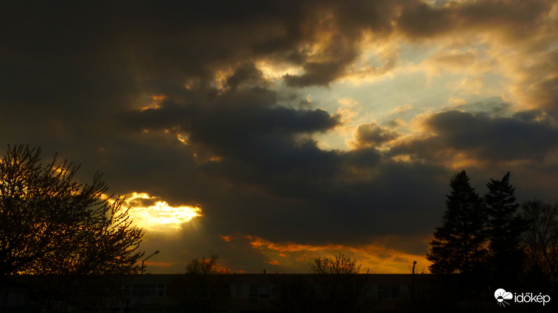 Mozgalmas felhősnap estéje