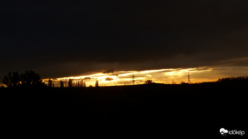 Eső után   ̶k̶ö̶p̶ö̶n̶y̶e̶g̶ villanyoszlopok