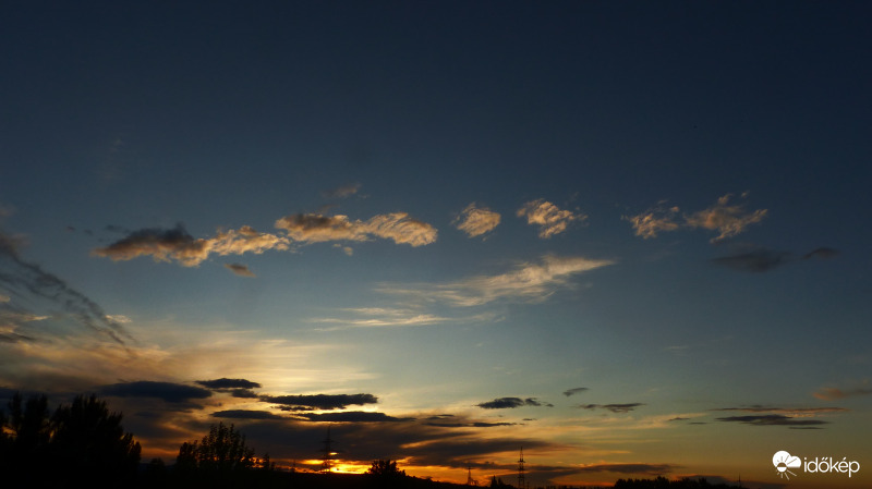 Száguldó felhőszerelvény