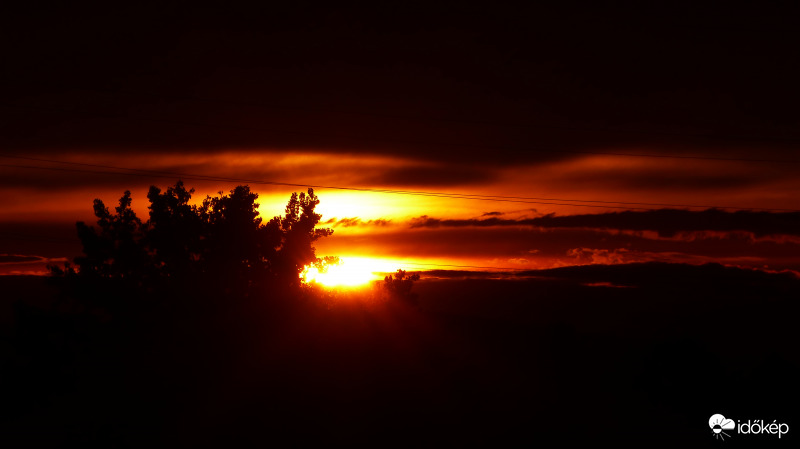 Lapostekintetű naplemente