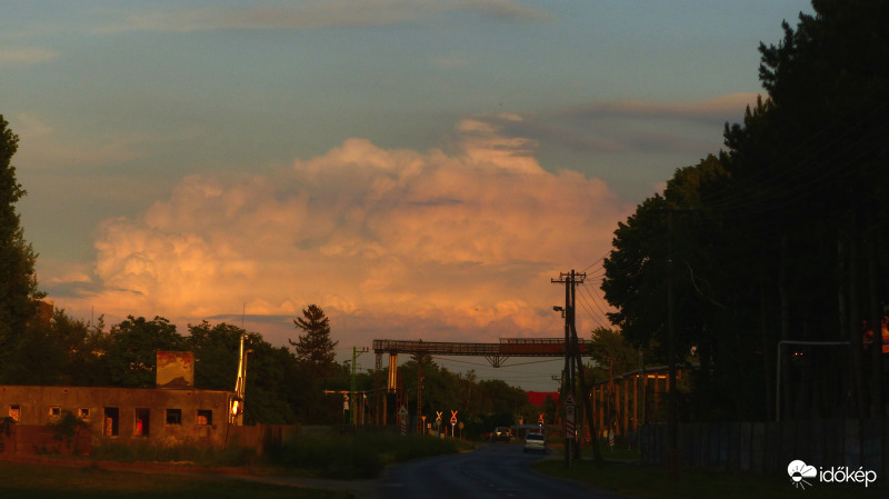 Felhőtömb esti fényben