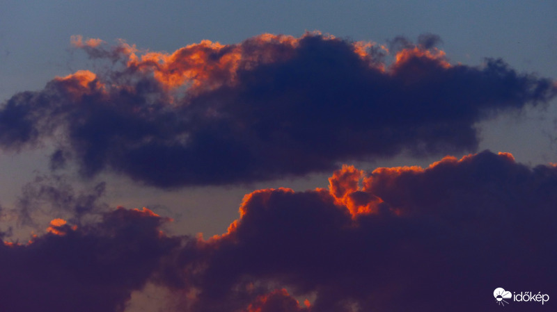 Napfestette felhők
