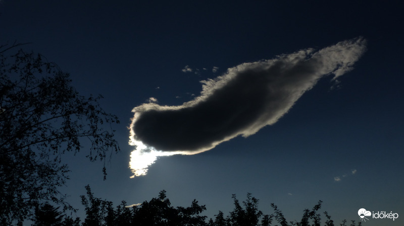 Napot takaró felhőcske