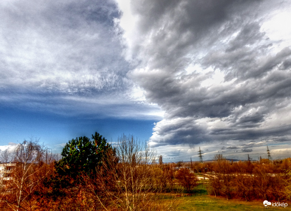 Szél formázta felhők panorámája 