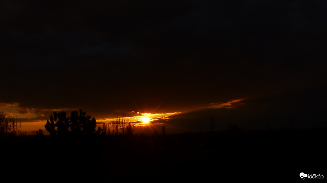 Naplemente frontok közt