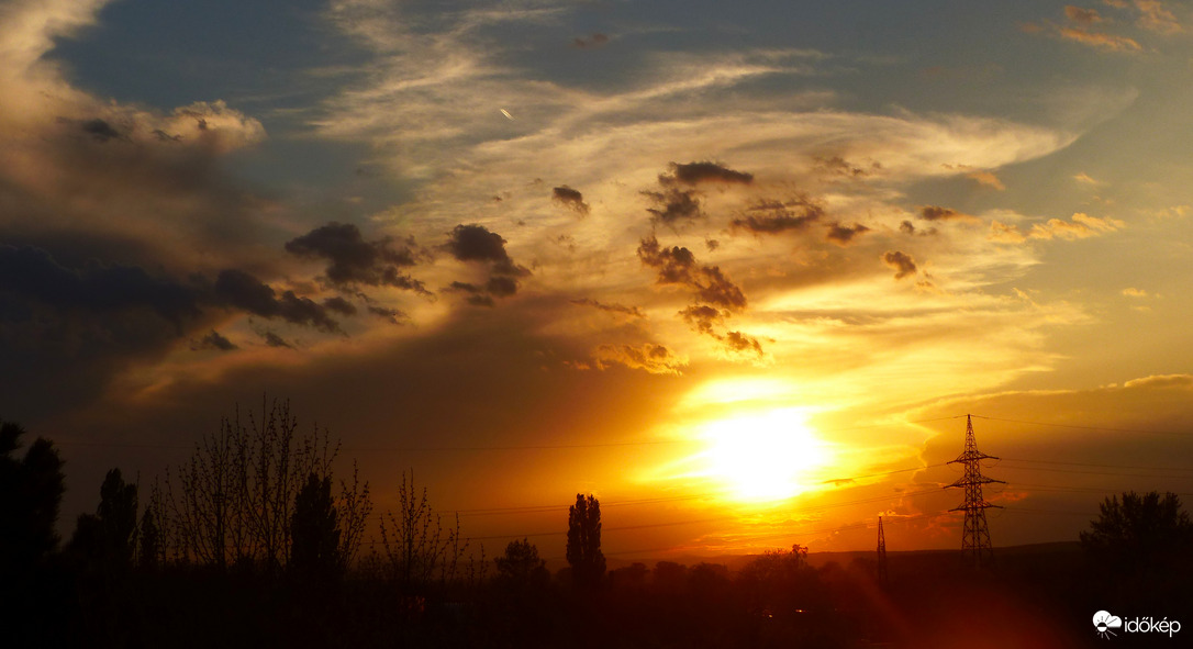 Kisütött a naplemente