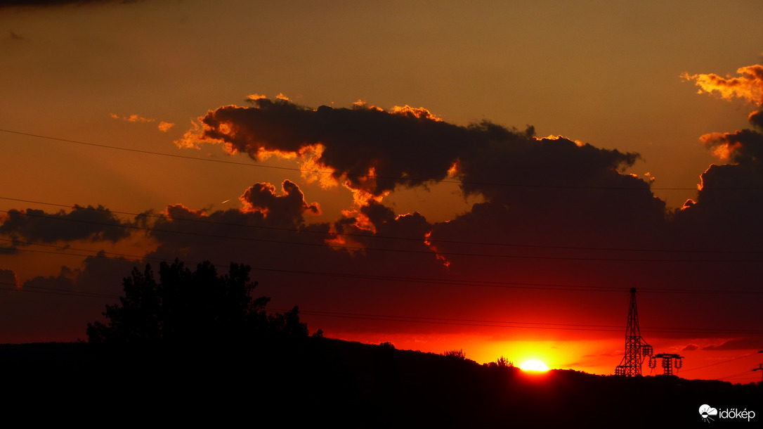 Naplemente háttérrel
